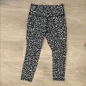 Athleta Salutation Stash Pocket 7/8 Black and White Patterned Leggings size SP